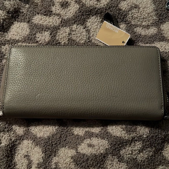 🚨REDUCED🚨Michael Kors Gray Wristlet Wallet NWT - Picture 4 of 4